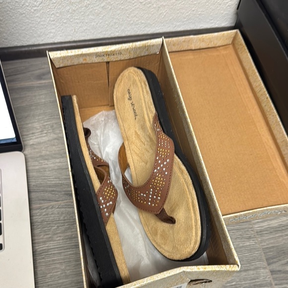 EASY STREET Stevie Tan / Matallic Nailheads Thong Sandals - Picture 2 of 6